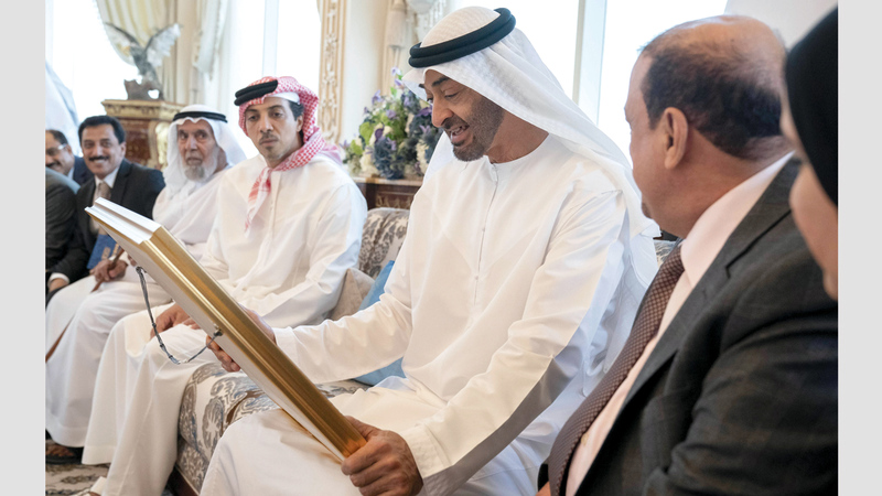 محمد بن زايد يشاهد صورة للمغفور له الشيخ زايد بن سلطان آل نهيان تسلّمها من البركاني. وام