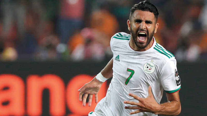 رياض محرز قاد المنتخب الجزائري للنهائي الإفريقي بعد غياب 29 سنة. إي.بي.إيه