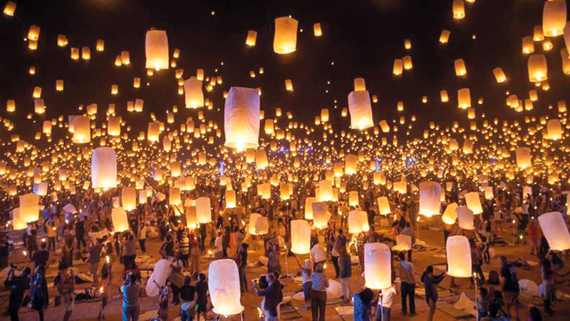 أقيم مهرجان «رايز» لأول مرة عام 2014 وجمع تحت سقفه عشاق عالم الأضواء والموسيقى من العالم. من المصدر