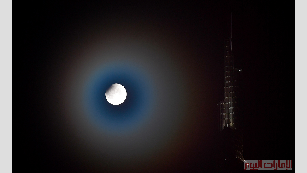 سكان الامارات شاهدوا أمس خسوفا الجزئيا للقمر بالعين المجردة من اَي مكان. الإمارات اليوم