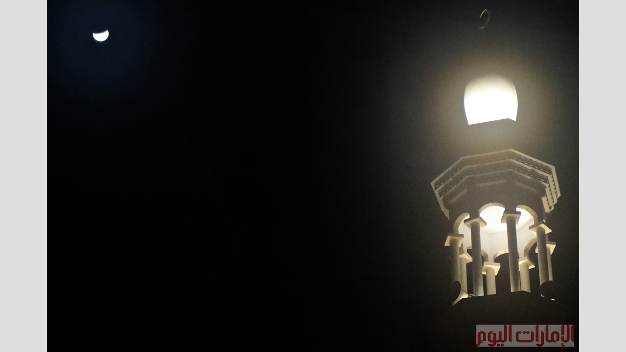 فيما شوهد الخسوف الحقيقي مع دخول القمر في منطقة ظل الأرض من الساعة 00:02 إلى 02:59 من فجر 17 يوليو.