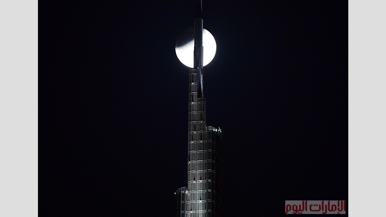 بدأت ظاهرة الخسوف بمرحلة دخول القمر في منطقة شبه ظل الأرض بتوقيت الإمارات الساعة 22:44.