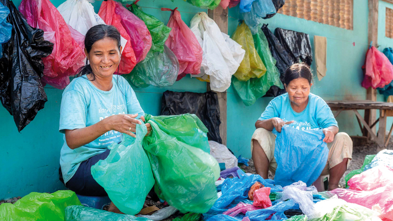 يجمعن أكياس البلاستيك لبيعها.  أرشيفية