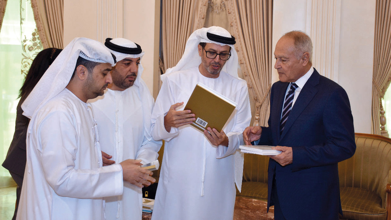 أبوالغيط مع أعضاء من وفد الإمارات على هامش اجتماع الدورة الـ50 لمجلس وزراء الإعلام العرب. من المصدر