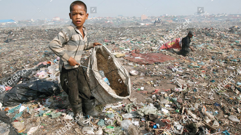 فقراء كمبوديا يتاجرون في البلاستيك الملوّث دون إدراك للأخطار الصحية. إي.بي.إيه