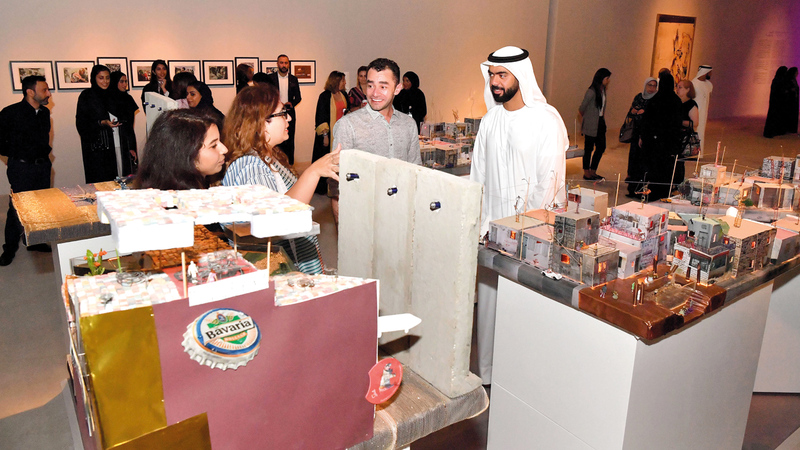 أعمال المعرض تتجاوز المفهوم المادي للمدن سعياً لاستكشاف روح هذه المدن وطباع سكانها. تصوير: نجيب محمد