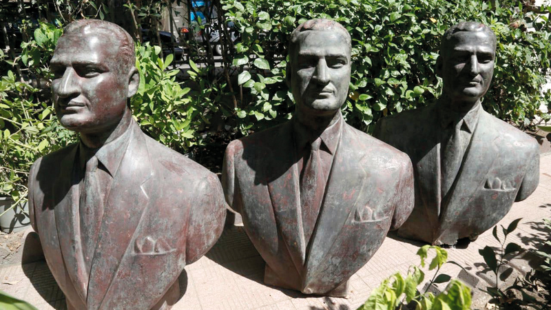 صور التماثيل التي أثارت ضجة بطرحها في المزاد. من المصدر