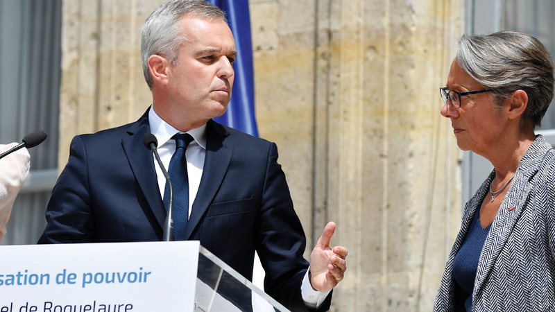 دي روجي مع وزيرة البيئة الجديدة إليزابيث بورن خلال مراسم التسليم والتسلم. أي.بي.إيه