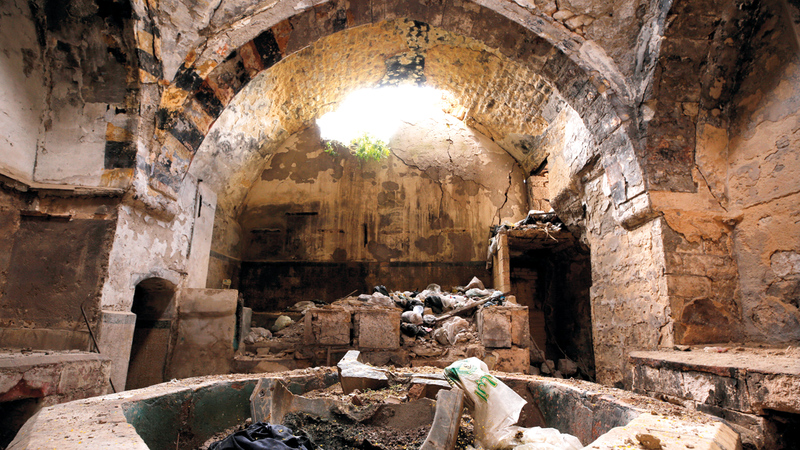 حمام حلبي يبدو مدمراً من الداخل نتيجة الحرب.  رويترز