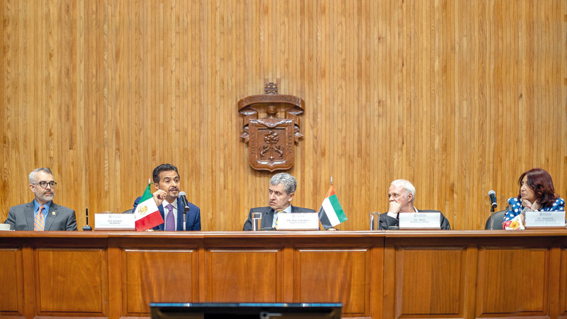 جانب من المؤتمر الصحافي الذي نظمته إدارة المعرض وشارك فيه العامري وباديلا لوبز وسوليس غاديا وشولز مانوت. من المصدر