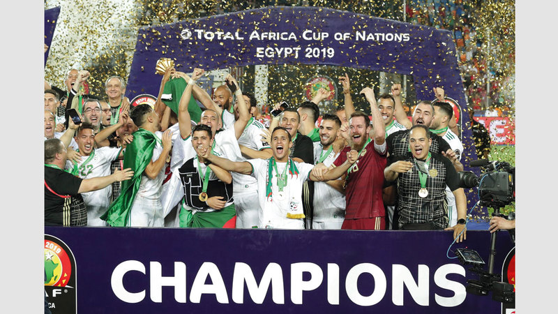 لاعبو منتخب الجزائر يحتفلون بكأس إفريقيا. أ.ب