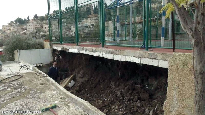 النفق الجديد يمر تحت ملعب وادي حلوة. من المصدر