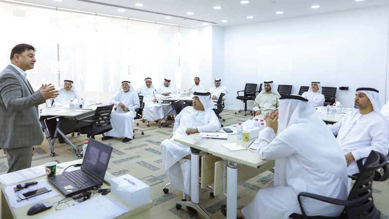 موظفون حكوميون أثناء مشاركتهم في دورة تدريبية ضمن مبادرة التخطيط للمستقبل. من المصدر