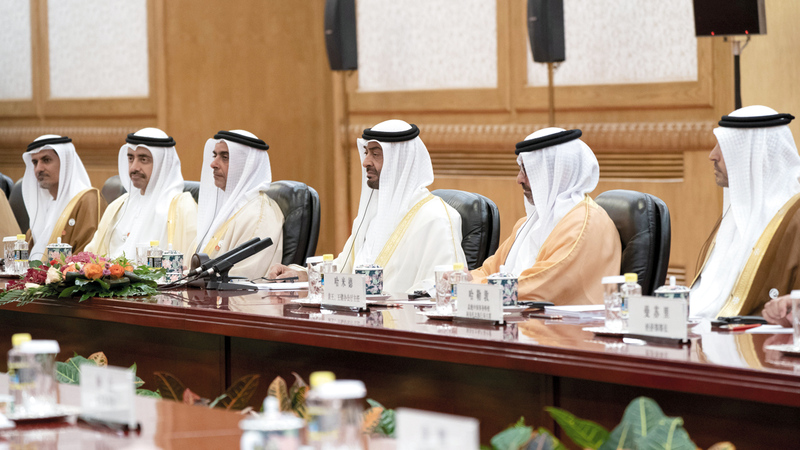 محمد بن زايد خلال جلسة المباحثات الرسمية في قاعة الشعب الكبرى في بكين. وام