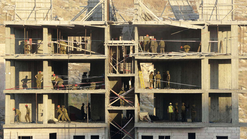 المنشآت الكبيرة هُدمت بواسطة القنابل المتفجرة. الإمارات اليوم