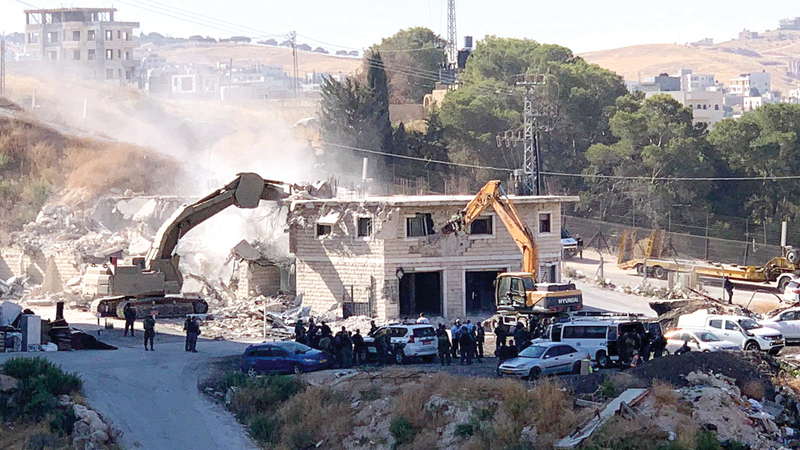 عملية الهدم استمرت منذ الفجر على مدار يوم كامل. الإمارات اليوم
