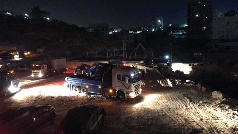 عملية الهدم بدأت مع ساعات الفجر الأولى. الإمارات اليوم