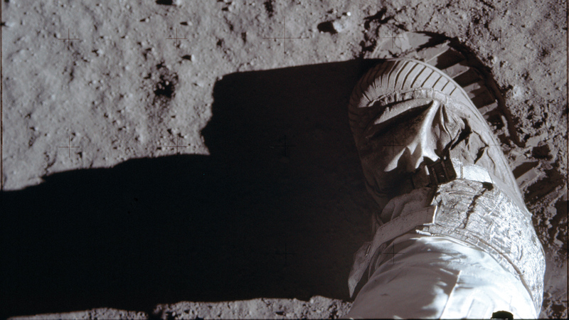 أول قدم إنسان تطأ سطح القمر. أ.ب