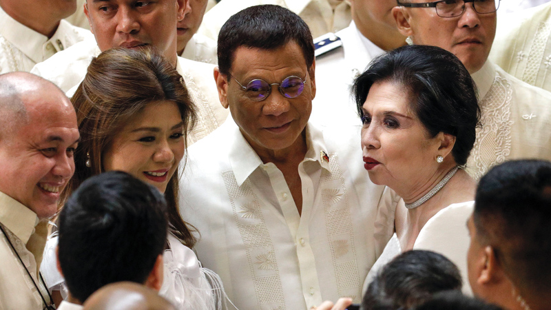 بعض البرلمانيين يلتفون حول الرئيس الفلبيني. أ.ب