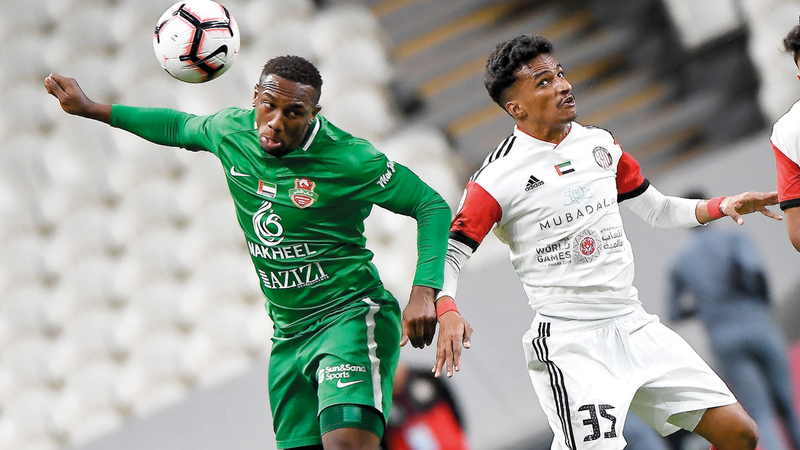 عبدالله رمضان (يمين) أكثر اللاعبين المقيمين مشاركة في دوري الموسم الماضي.  تصوير: إريك أرازاس