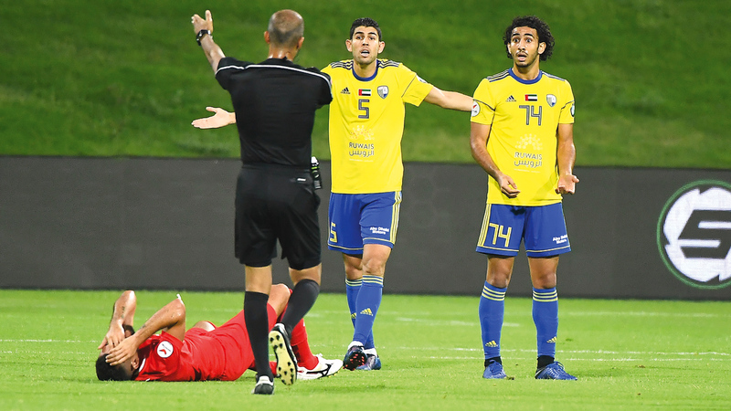 لاعب الظفرة عبدالله الرفاعي (يمين) شارك في 21 مباراة بدوري الموسم الماضي. تصوير: إريك أرازاس