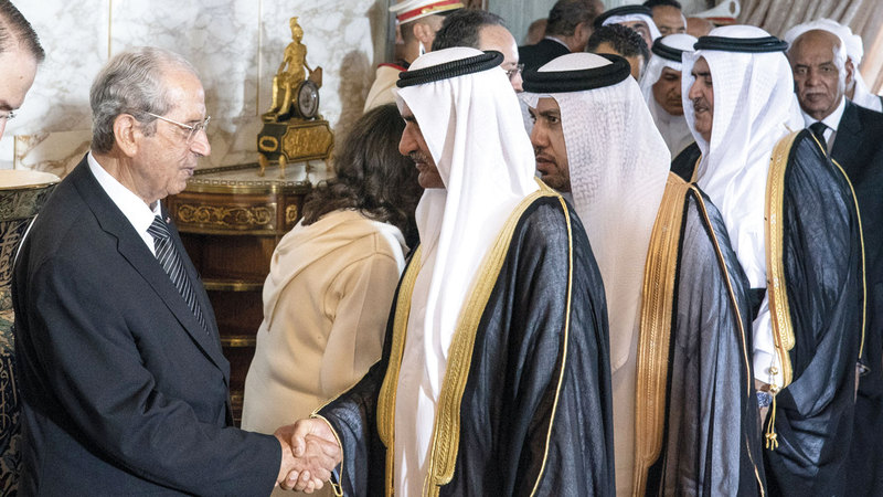 حمد بن محمد الشرقي خلال تقديم التعازي. وام