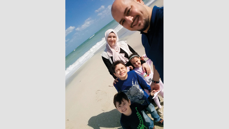 مهند عمارة مع أسرته بعد إجراء الجراحة. من المصدر