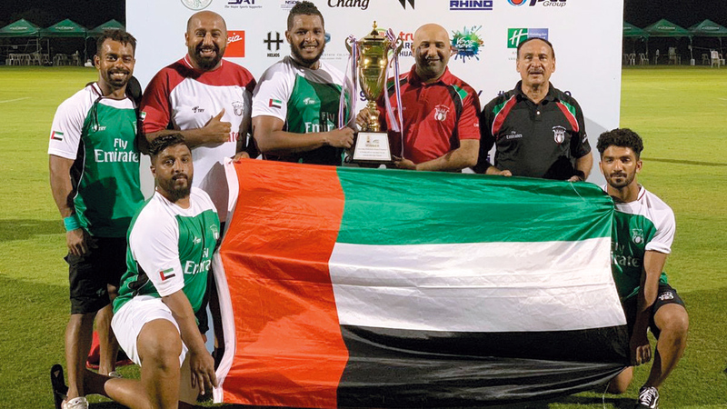 منتخب الرجبي يرفع علم الإمارات. من المصدر