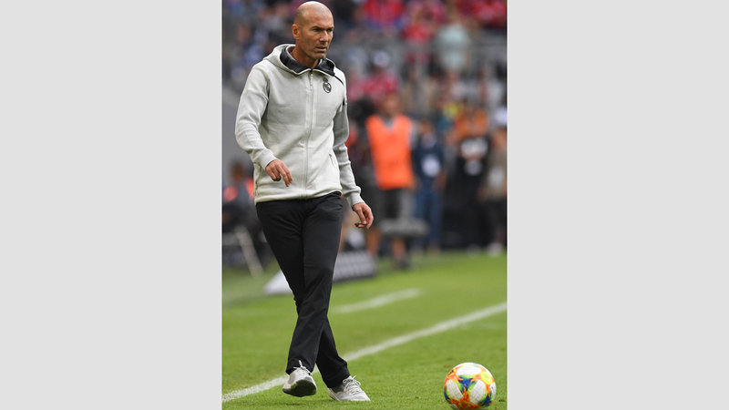 زين الدين زيدان يفكر في حلول للمشكلات الدفاعية. أ.ف.ب