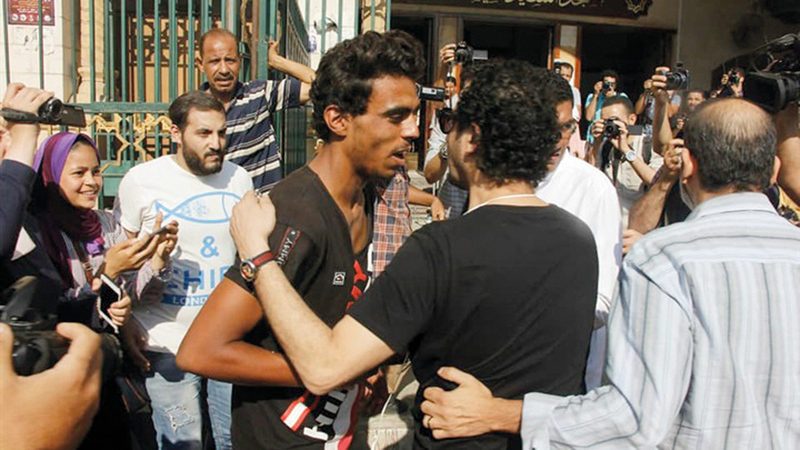 أحمد حلمي أثار مشكلة مع معجب في جنازة والدة يسرا.  أرشيفية