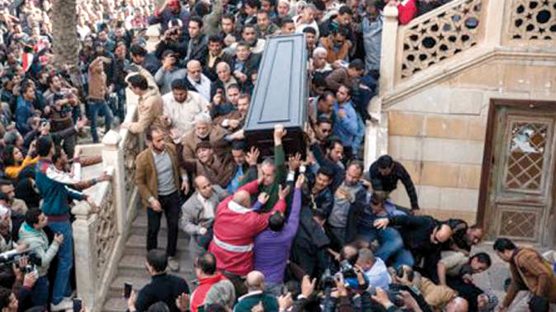جنازة فاتن حمامة شهدت مشادات أدت إلى هدم سور المسجد. أرشيفية