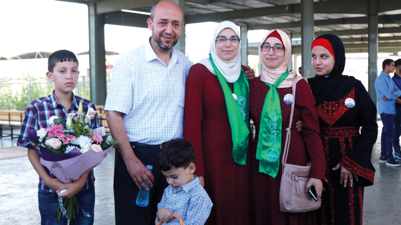 لحظة لقاء المحرّرة «لمى» بعائلتها عقب الإفراج. من المصدر