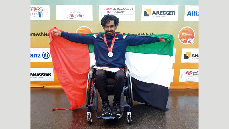 عبدالله الغافري يحتفل بالميدالية الفضية. من المصدر