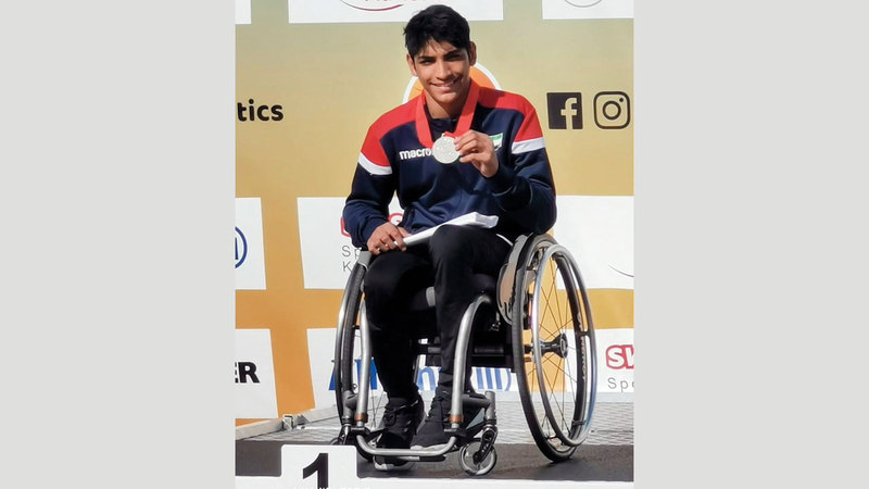 أحمد جاسم يزهو بالميدالية الذهبية. من المصدر