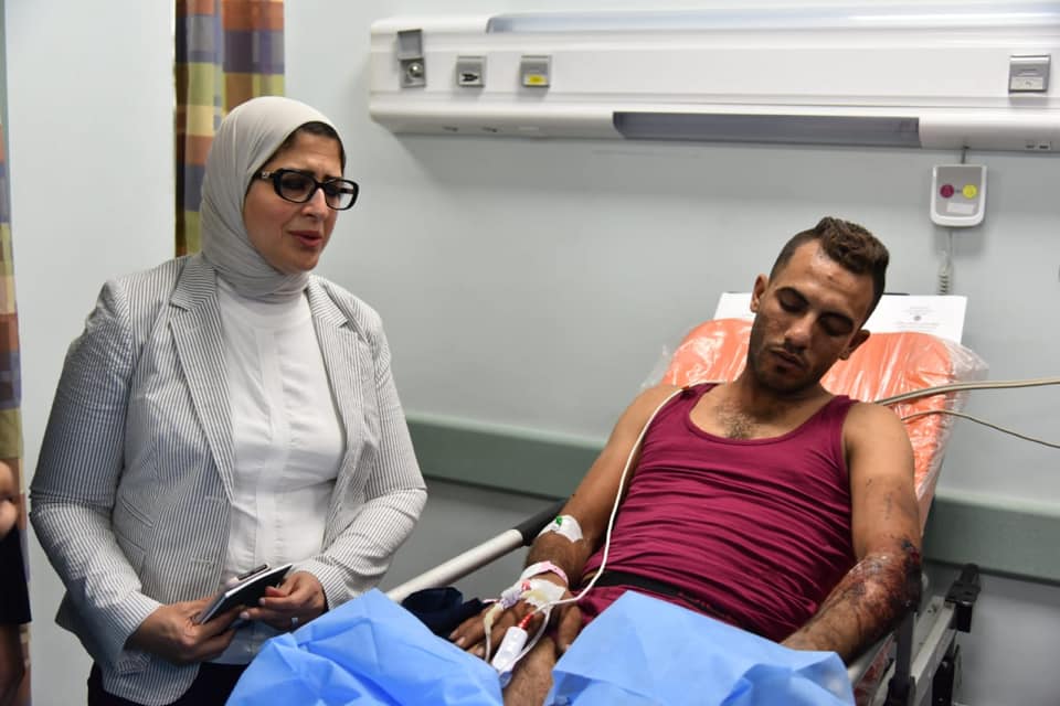وزيرة الصحة المصرية مع أحد المصابين