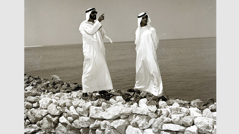 المغفور له الشيخ زايد يتفقد حاجز الكورنيش يرافقه سمو الشيخ سلطان بن زايد آل نهيان في 9 أغسطس 1972. الأرشيف الوطني