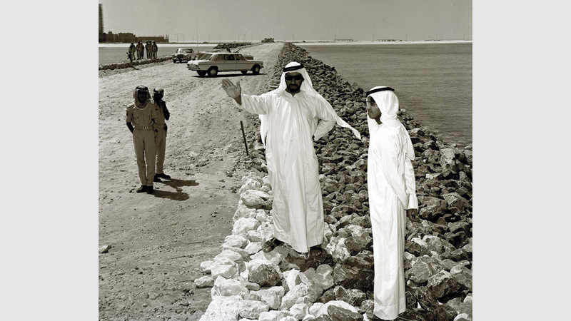 الشيخ زايد في جولة تفقدية لمنطقة الكورنيش قديماً. الأرشيف الوطني