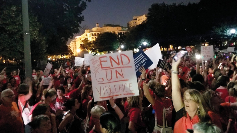 المئات من متطوعي حركة «الأمهات يطالبن بتحرك»، الداعية لتشديد قوانين حمل الأسلحة، احتشدوا أمام البيت الأبيض والكونغرس، وطالبوا مجلس الشيوخ بإعادة النظر في قانون حمل السلاح. رويترز