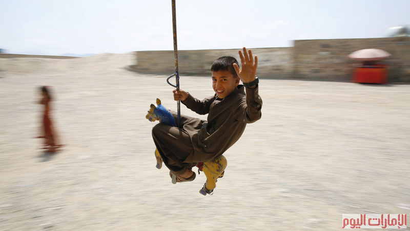 فرحة العيد تعلو في الأجواء، وتحلّق على أرجوحة.. ترسم لوحة سعادة، ملوّنة بابتسامات الصغار الصافية، في شتى بقاع العالم الإسلامي.. وكأنها تتحدى كل ما وراء الصور من خلفيات ومشاهد أخرى. الإمارات اليوم ووكالات