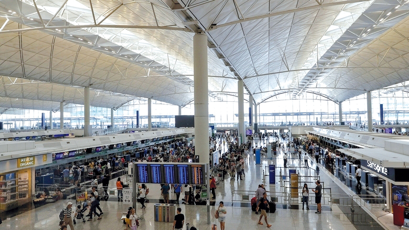 تعطلت حركة الطيران في مطار هونغ كونغ الدولي بسبب الاحتجاجات. أ.ب