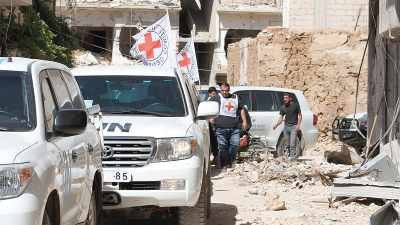 قافلة تابعة للأمم المتحدة تحاول شق طريقها وسط المناطق المهدّمة في داريا بهدف إيصال المساعدات التي تعطلت كثيراً للمحتاجين.  أ.ف.ب