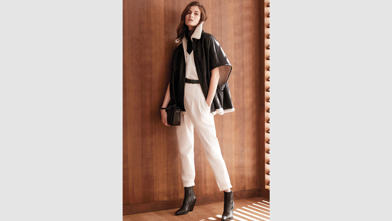 الجلد يكسو بعض تشكيلات معطف الكاب. د.ب.أ