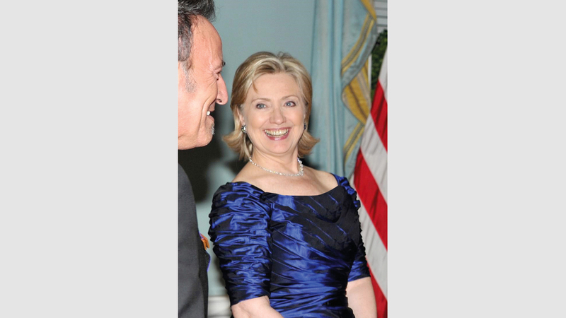 هيلاري كلينتون ترتدي ثوباً شبيهاً بالثوب الموجود في اللوحة.  من المصدر