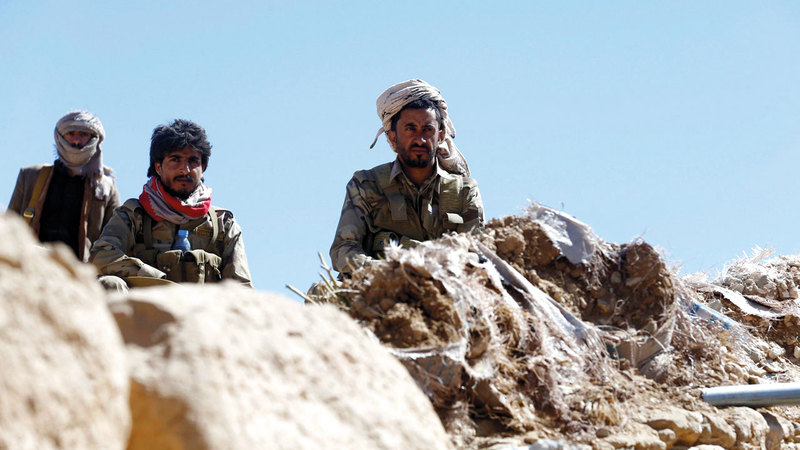 قوات من الشرعية اليمنية تتموقع في إحدى المناطق بجبهة نهم القريبة من صنعاء.  رويترز