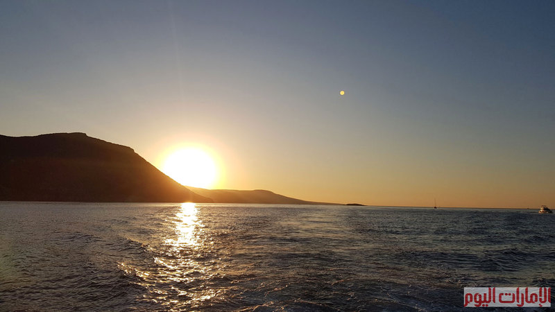 العودة من رحلة البحيرة الزرقاء مع غروب الشمس وانسدال اشعتها على سواحل مدينة بافوس التي تبعد عن العاصمة القبرصية 134 كيلومتر
