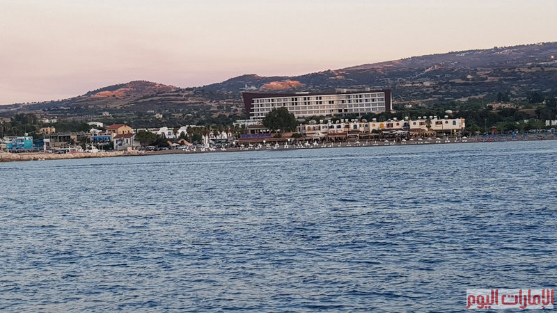 تستغرق الرحلة بالباخرة من الميناء الى البحيرة الزرقاء ساعة، حيث تسير المركب بسرعة متأنية لتسمح للركاب بالاستمتاع بمشاهدة المعالم السياحية والتاريخية المختلفة