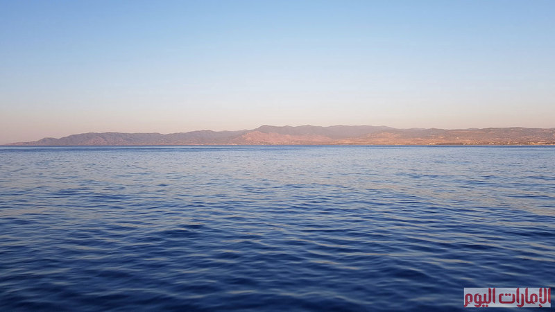 توصف البحيرة الزرقاء في اكاماس بانها حمام سباحة  مقابل الجبال في وسط البحر ، ما يسمح لقاصديها بالاستمتاع بألوان وهدوء مياهه بعيدا عن الشواطئ المكتظة بالسائحين