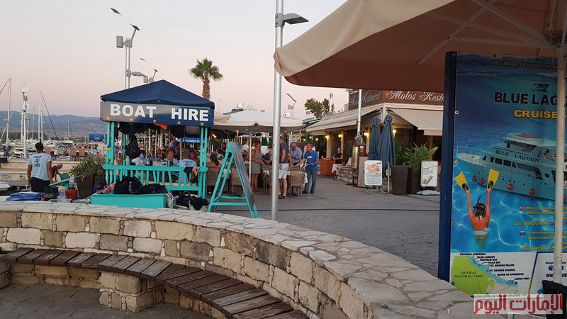 يمكن الوصول للبحيرة الزرقاء في اكاماس عبر ميناء السفن المخصص لرحلاتها والذي يمتاز بمحلاته التجارية الصغيرة ومطاعمه الجميلة