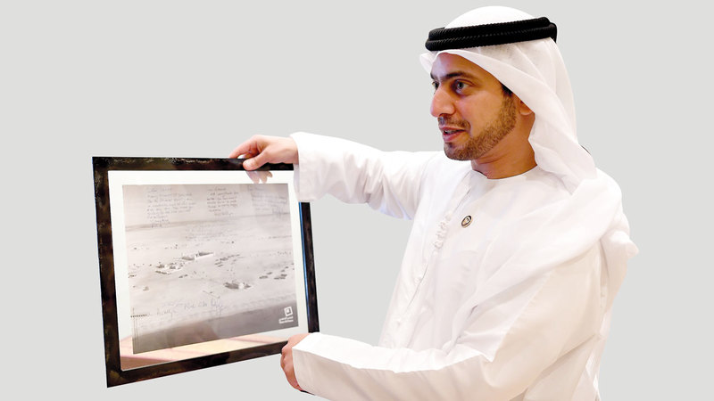 السويدي: «أحرص على جمع المقتنيات القديمة والنادرة والتعرف إلى ما تحمله من قصص تاريخية». تصوير: إريك أرازاس