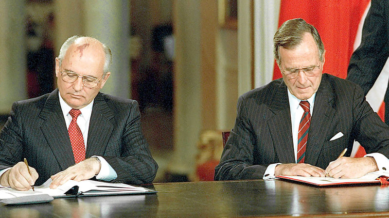 بوش الأب (إلى اليمين) وغورباتشوف يوقعان اتفاقية «ستارت 1» التي يعتزم ترامب إلغاءها بعد عامين.  أرشيفية